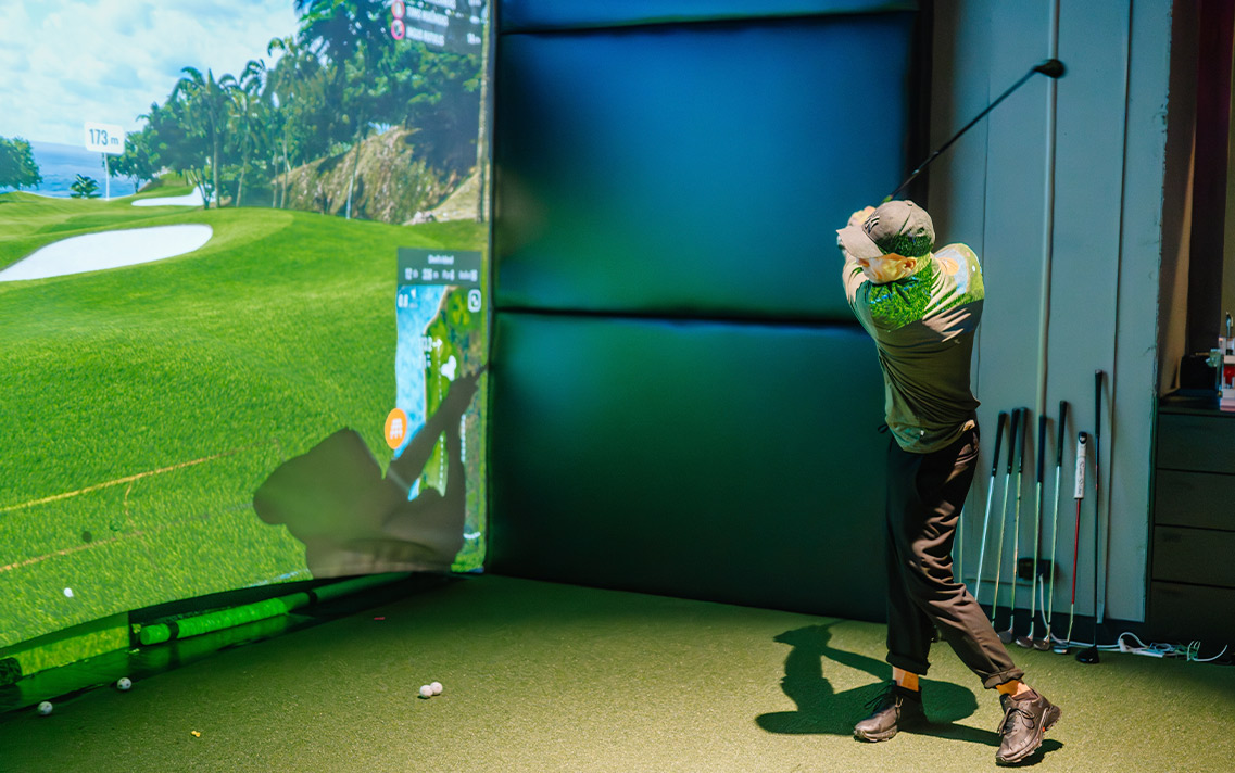 Golf simulator swinger