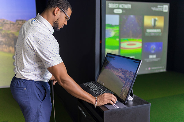 Virtual Golf: man using trackman