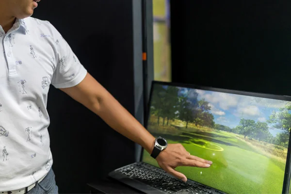 A screen displays swing and the golf course